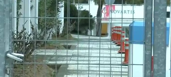 Επίθεση του Ρουβίκωνα στα γραφεία της Novartis – Με βαριοπούλες και μπογιές [εικόνες]